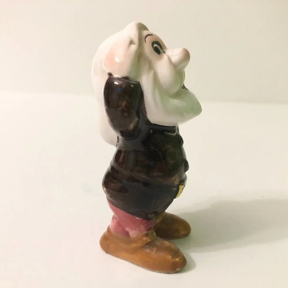 Vintage Disney  Snow White Sneezy Dwarf White Hat Figurine 3.5 Inch Tall Japan - Picture 4 of 16